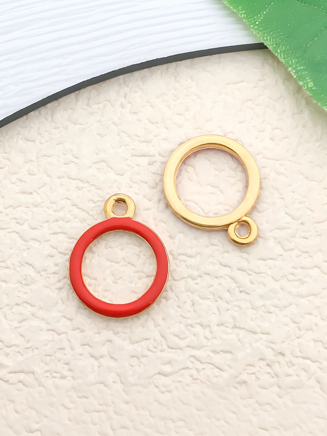 1 red cut-out ring 13x16mm-0.6g