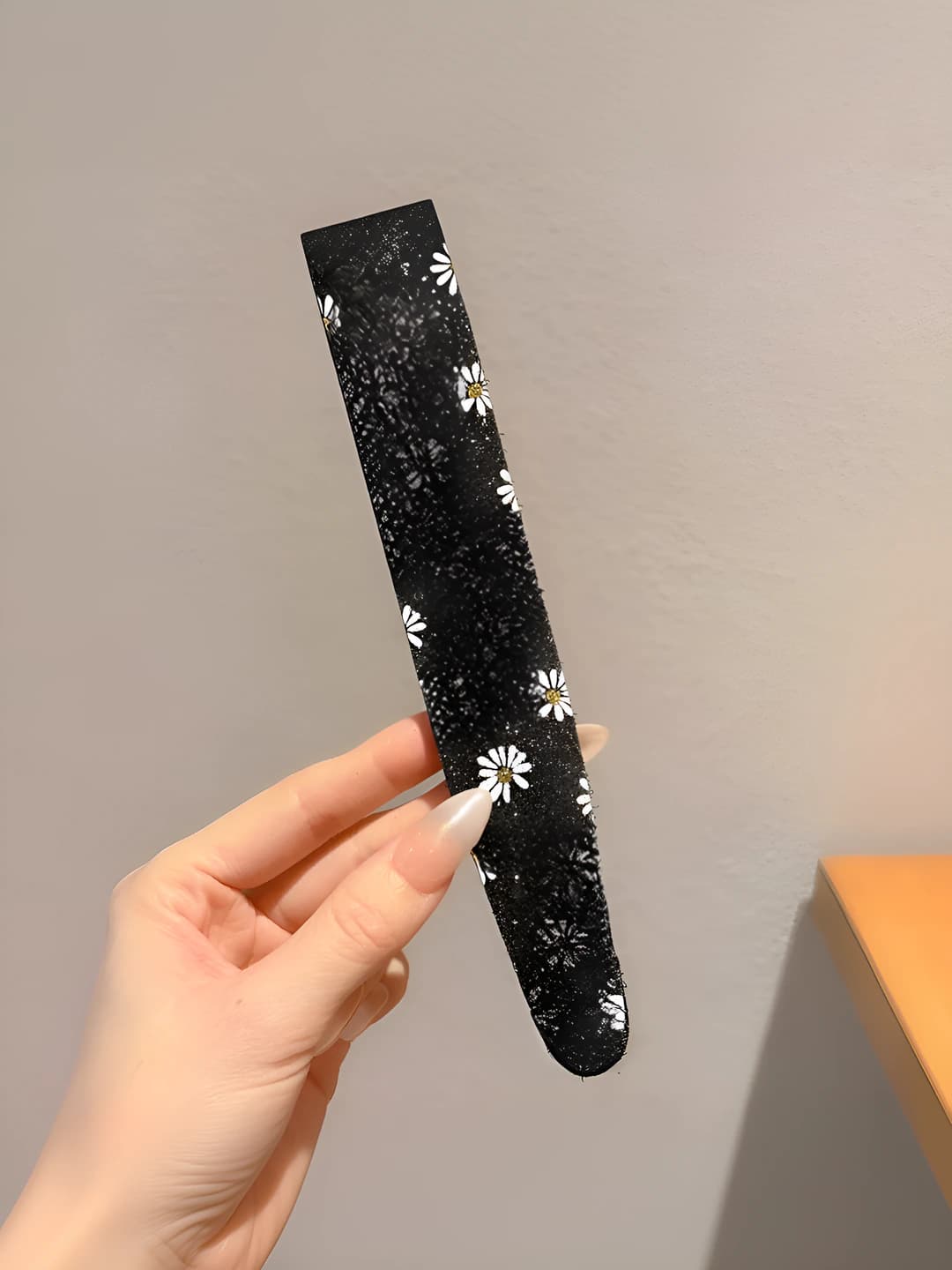 Black daisy, 36*4 cm