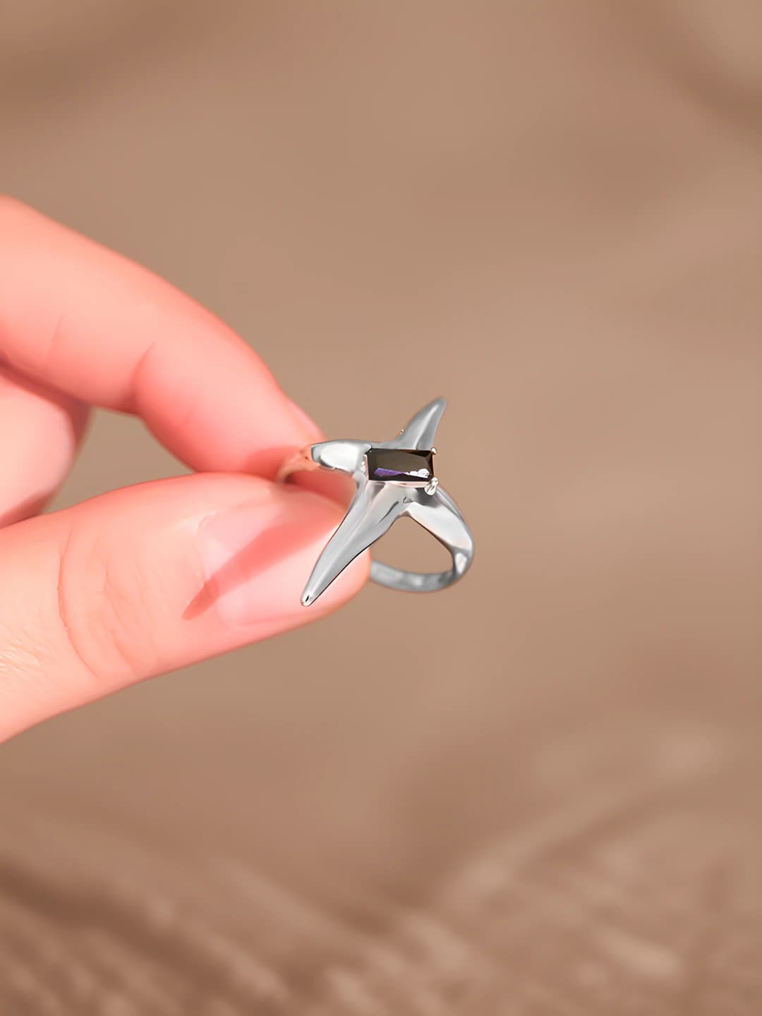Women's black crystal ring, geometric design, sweet and cool style index finger ring