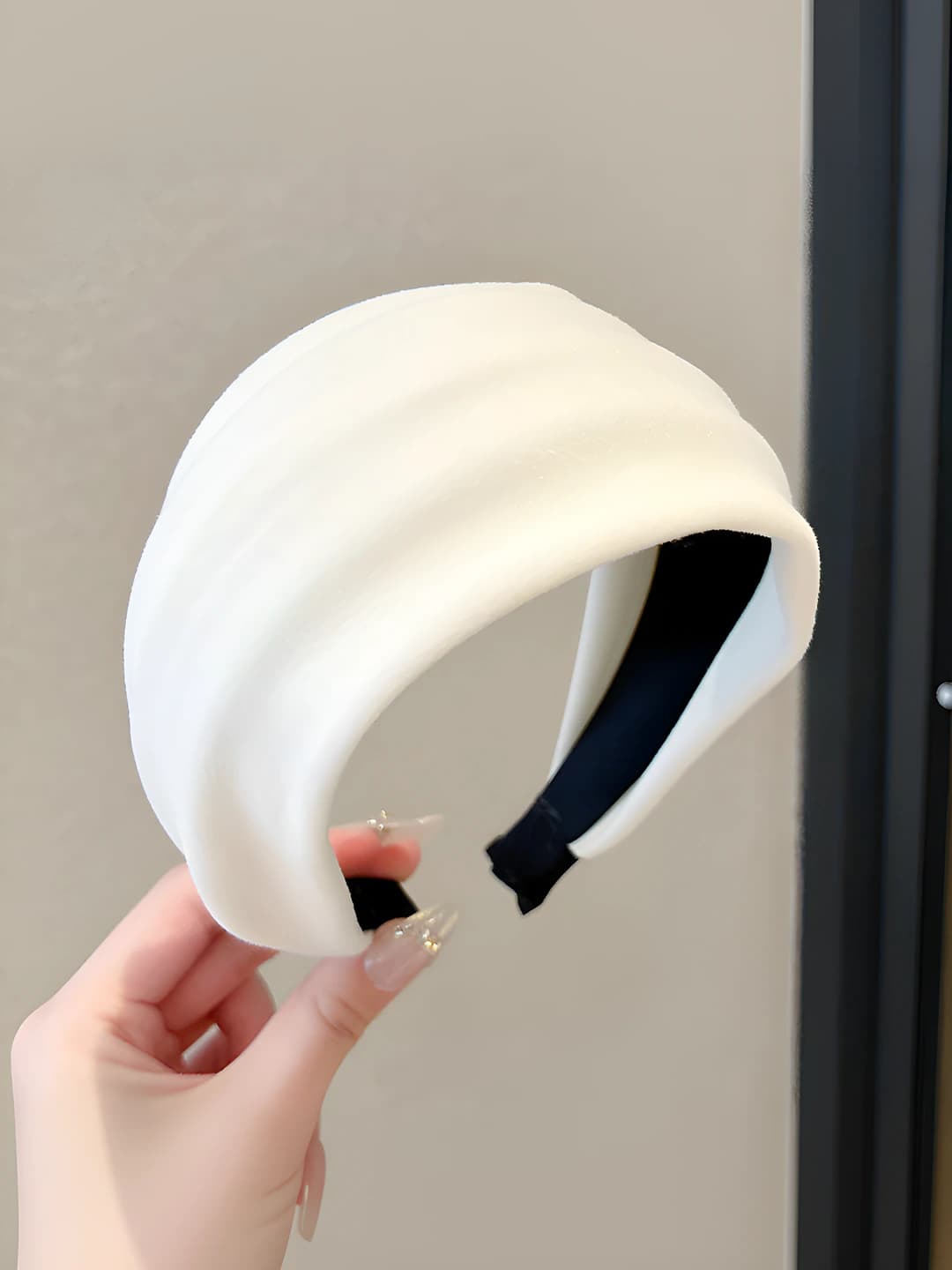 Off-white, wide band