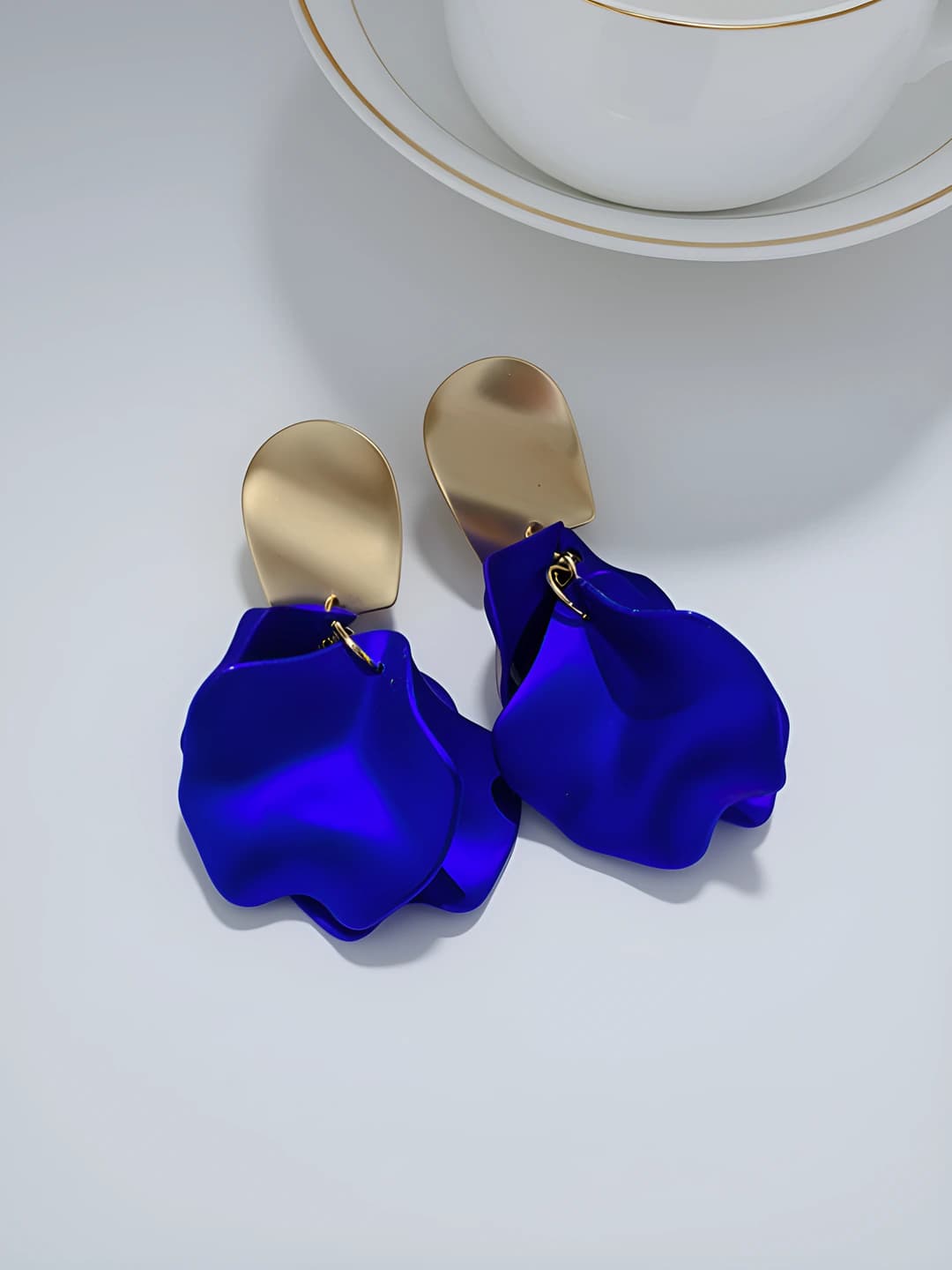 Silver post-blue petal
