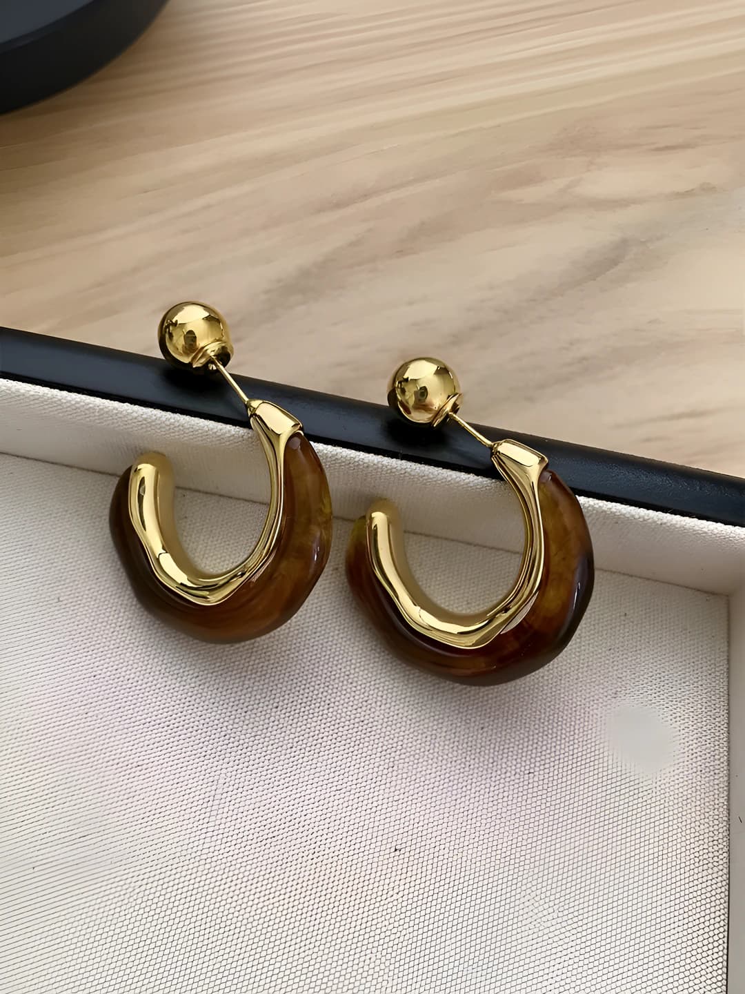 Women's autumn-winter retro C-shaped hoop earrings, gold-plated copper, flower design element, front and back wear