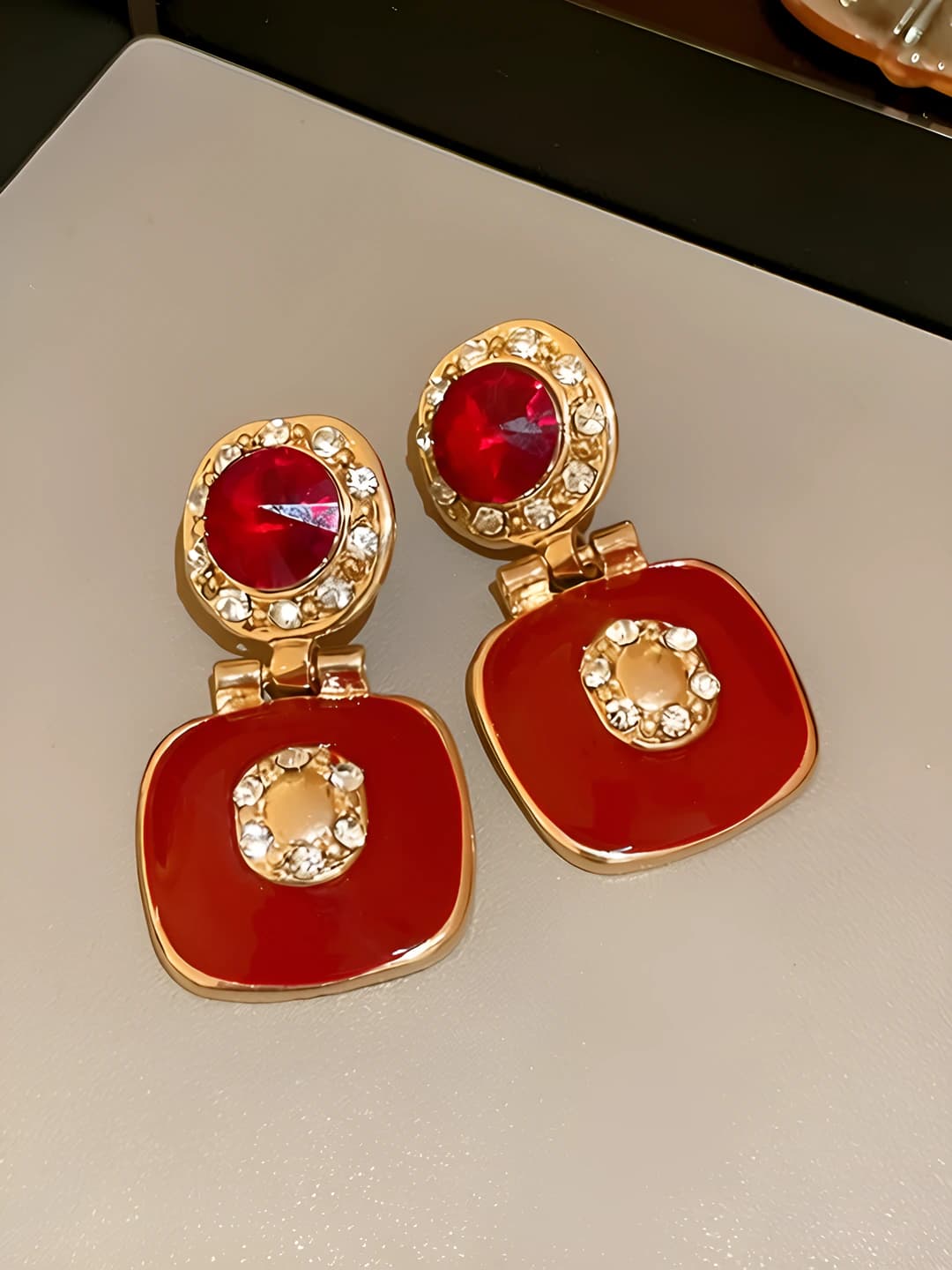 84# Silver pin - Gold - Red