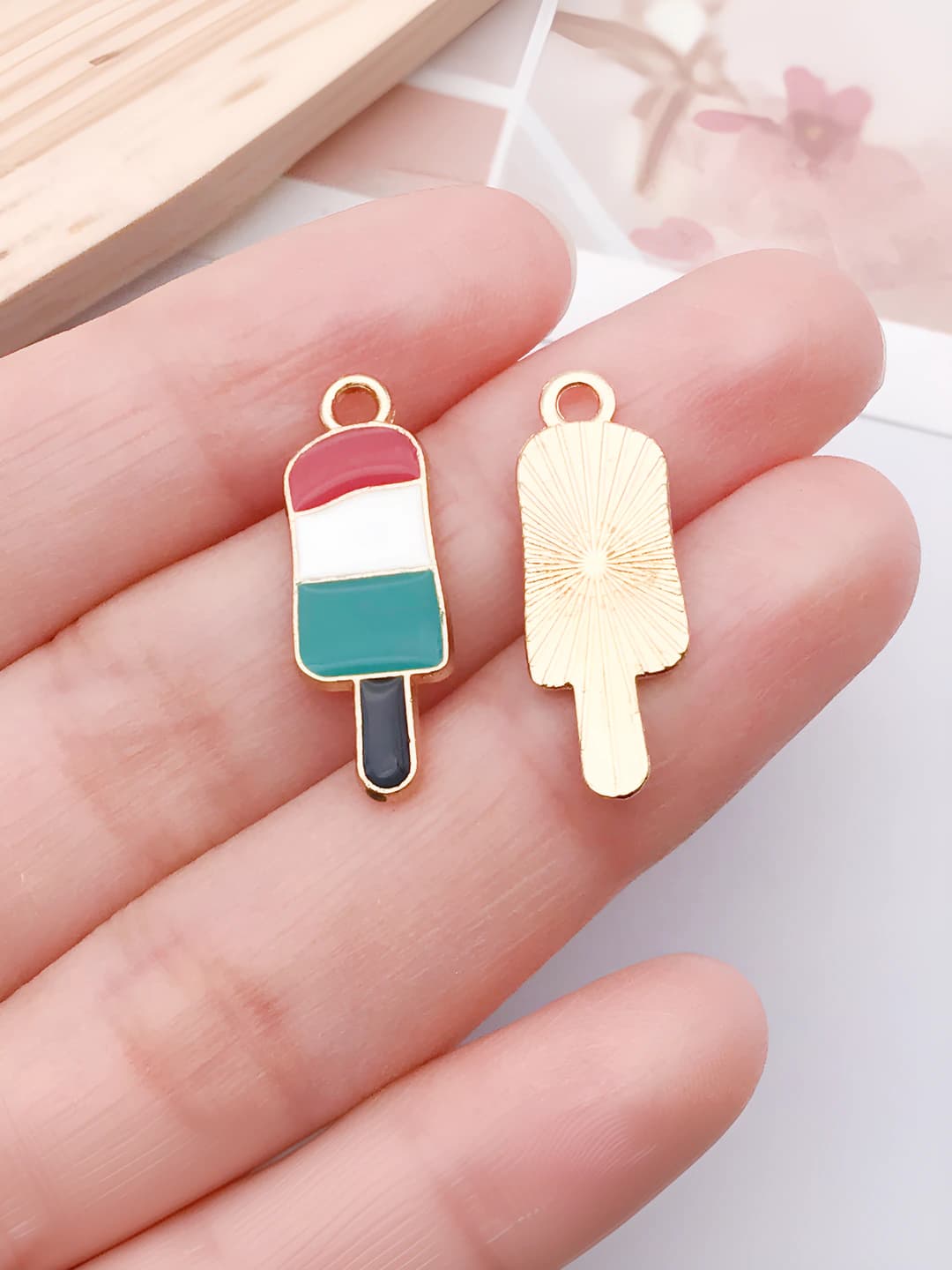1 pc white-green ice cream 24x8.5x1mm-0.8g