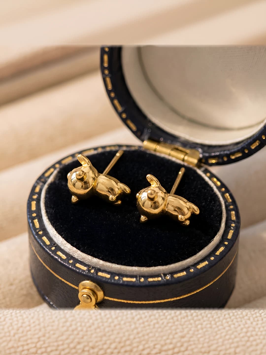 Small horn, calf, gold, earrings, pair