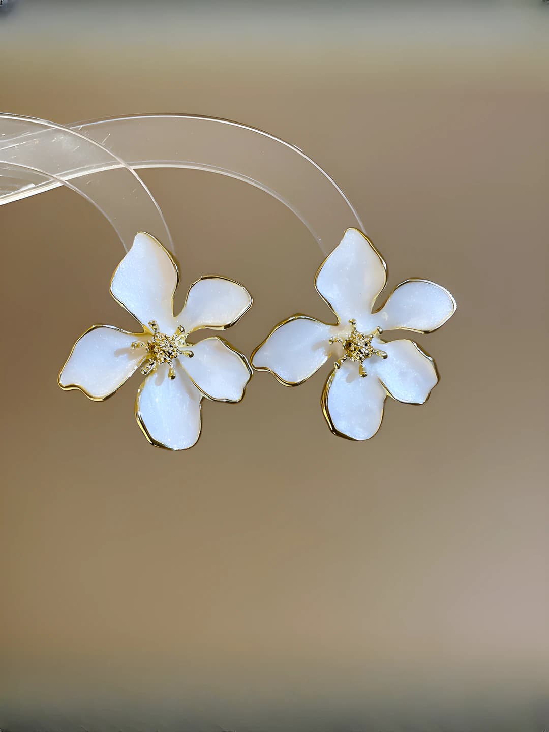 Silver pin - Gold - White