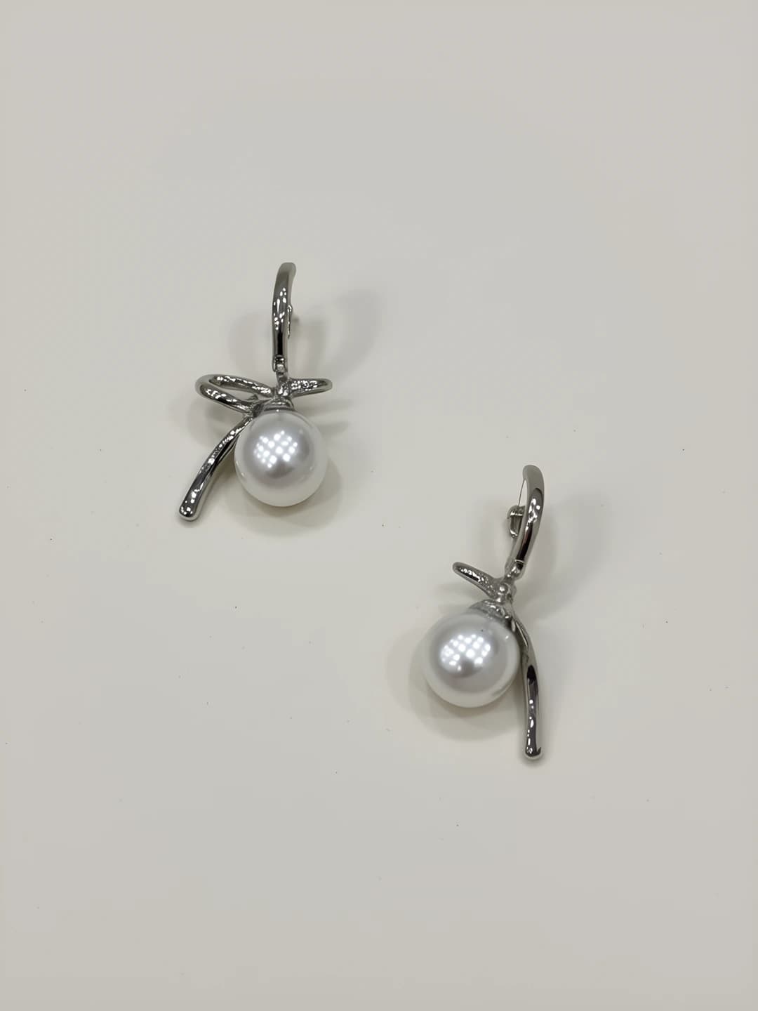Women's retro pearl bow earrings