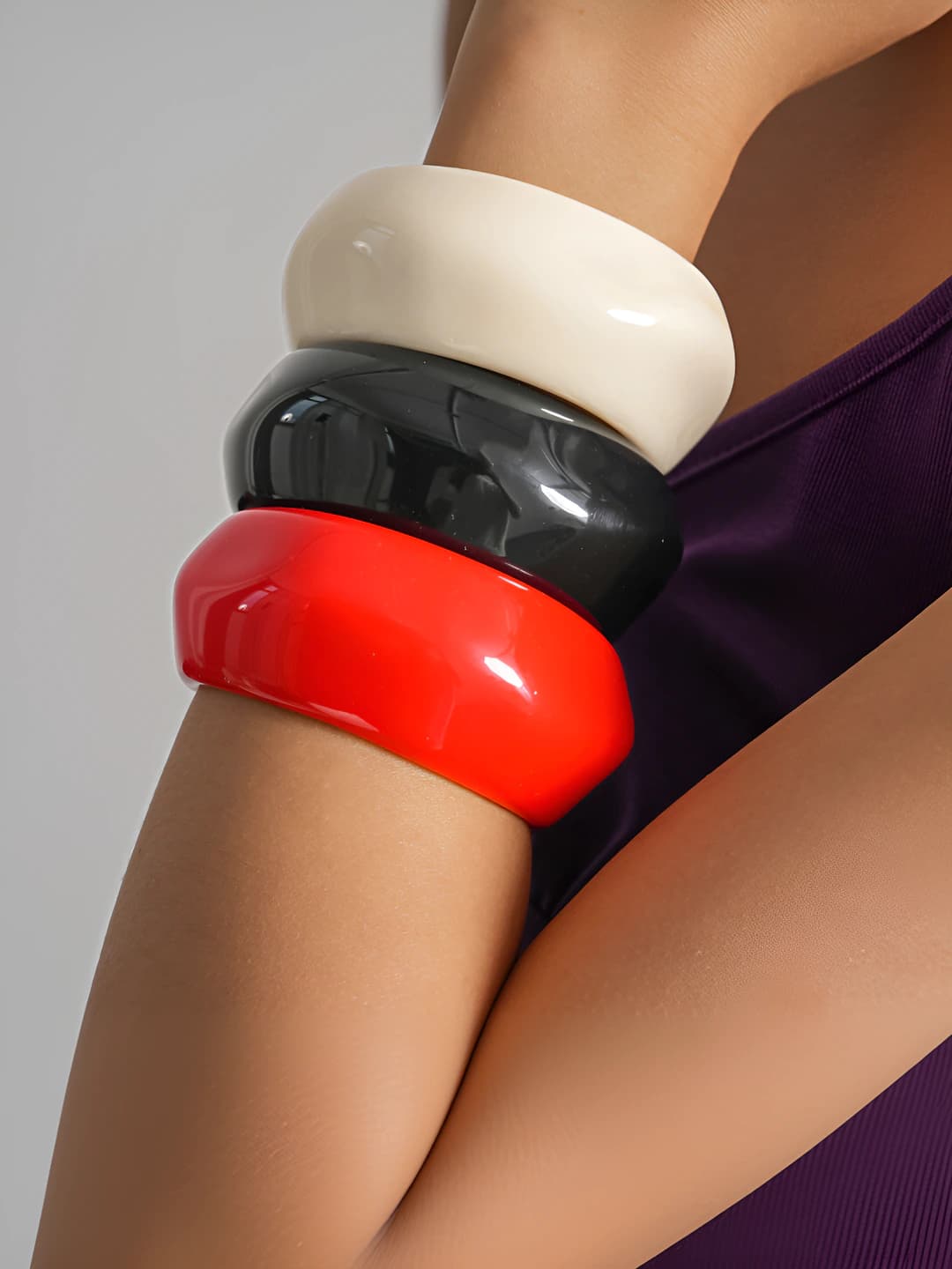 Women's round resin bangle bracelet with irregular folds in retro style