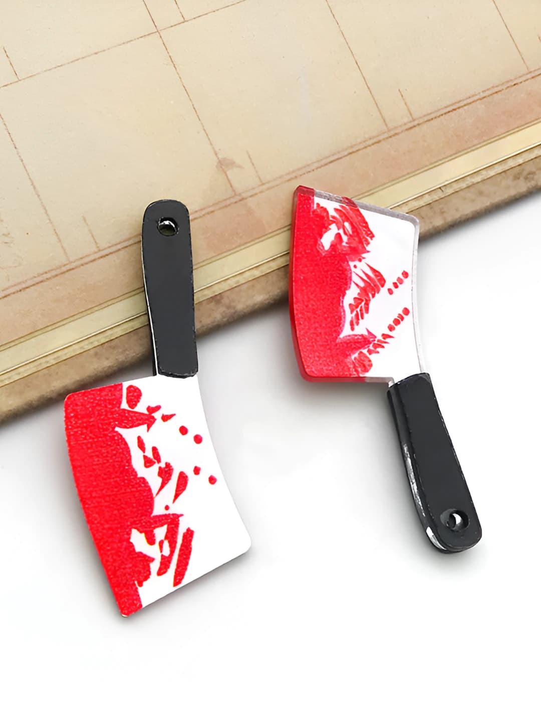 1 pc acrylic bloody knife - 1.1 g - 17x47 mm