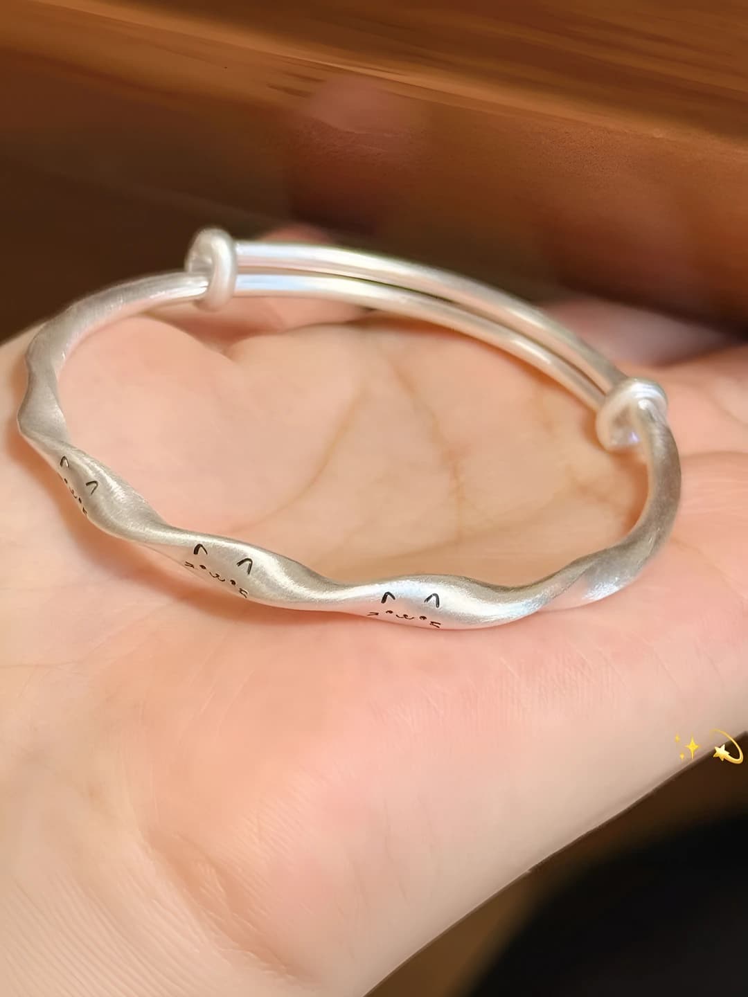 Women's bracelet with cat face and Mobius design