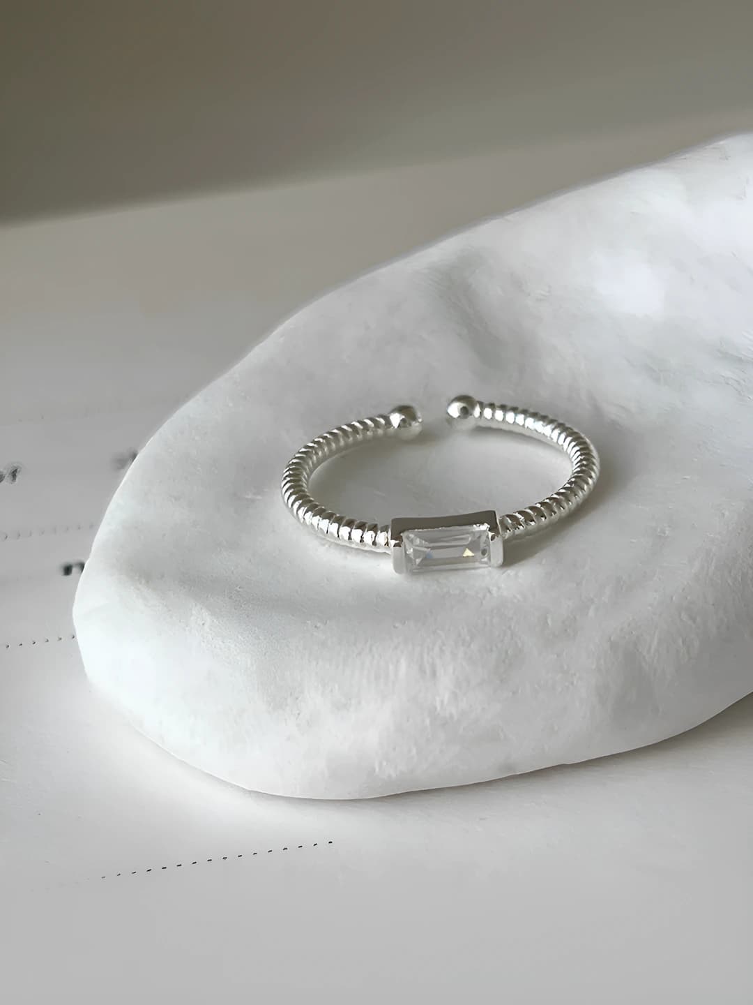 White gold, threaded square zircon ring