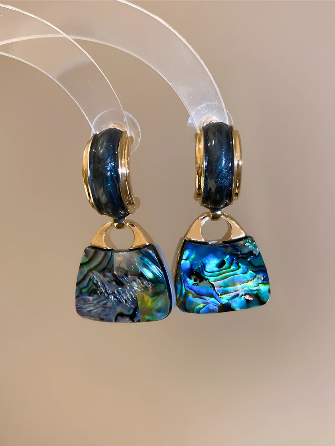 Серебряная игла, золото, серый, зелёный