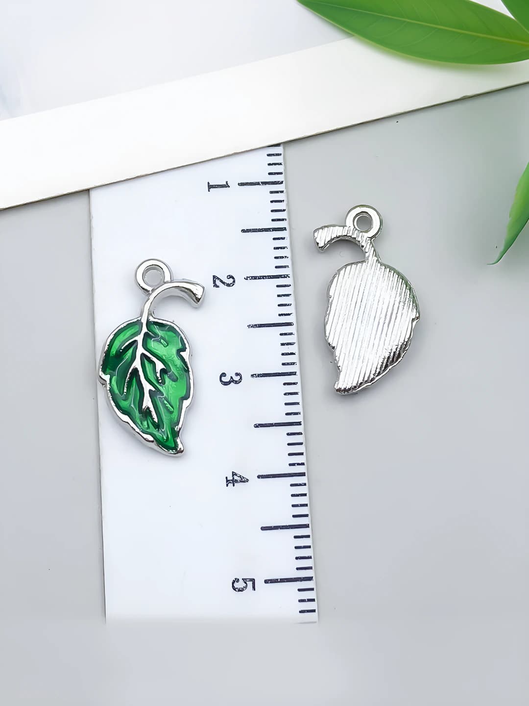 White K green leaf 10x20mm-1.1g
