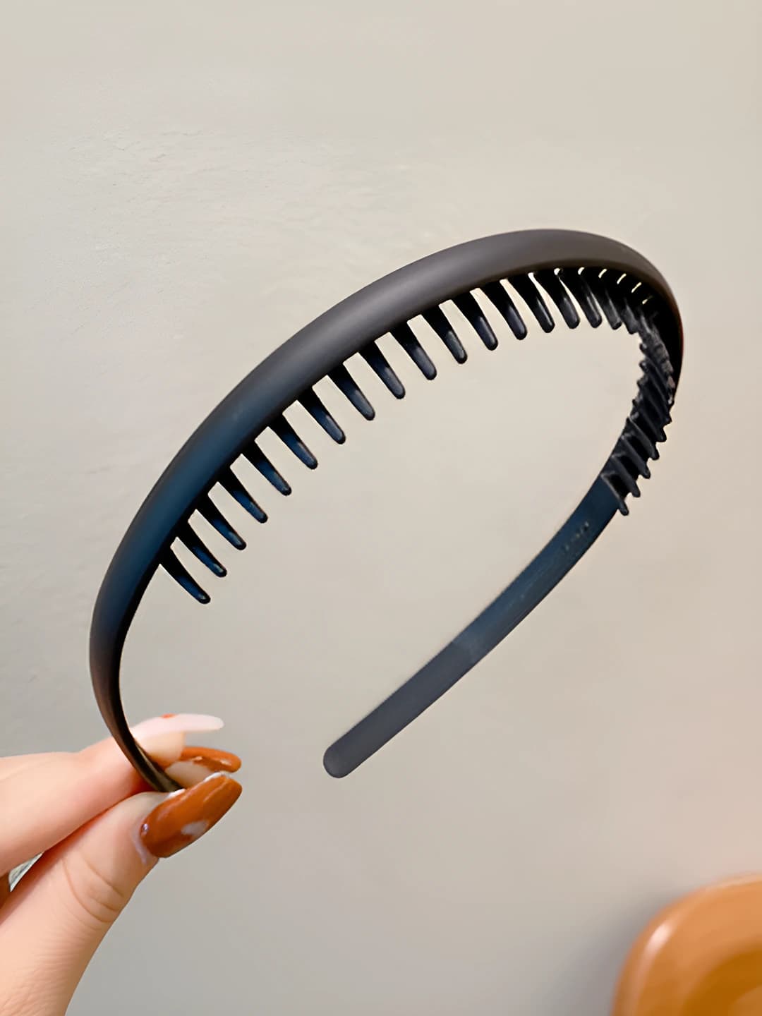 Classic back wavy headband