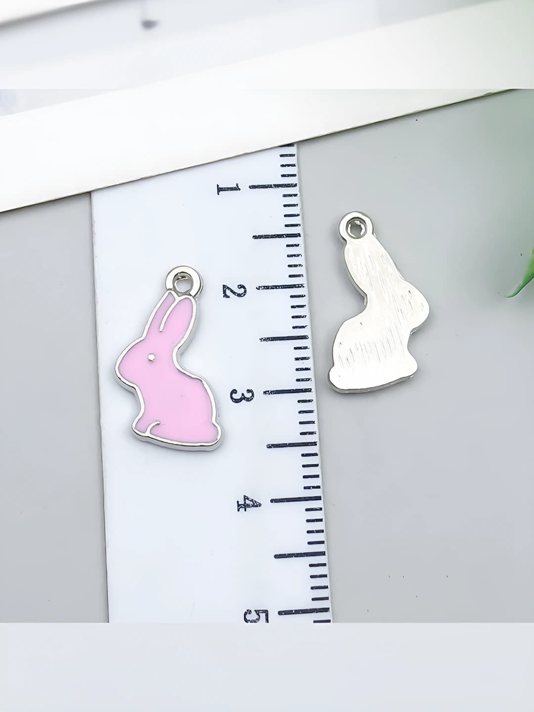 White K Pink Rabbit 17x11x2mm-0.85g