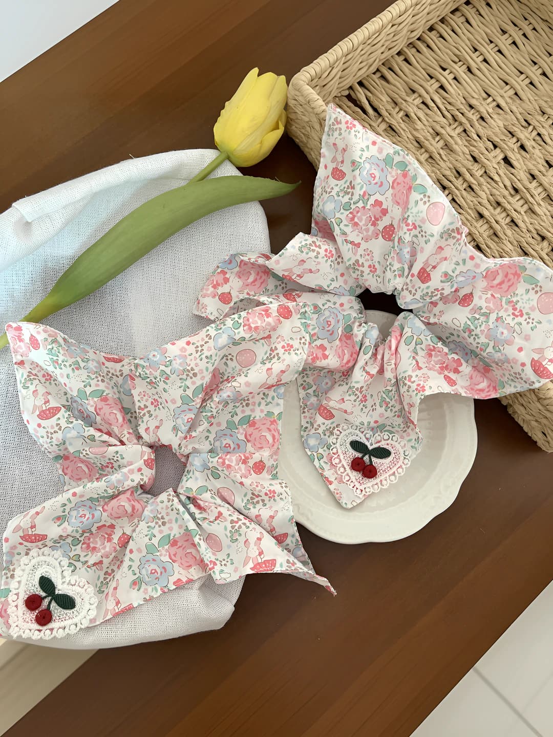 Girls' 2026 Korean style stretch fabric floral scrunchie hair tie, white, sweet and cute design