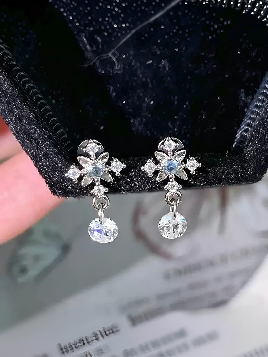 Women's dangle earrings: 316L titanium steel, blue snowflake pendant, zircon, geometric design element