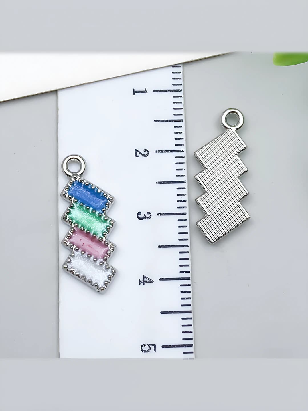 White K, multicolour, 8x22mm, 0.9g