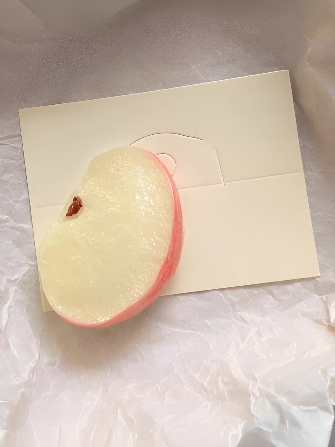 Красное яблоко долька [1 шт] ~5cm