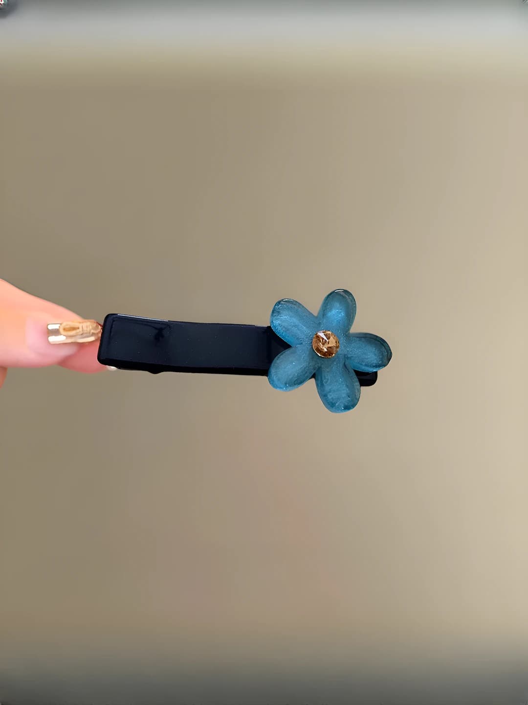Blue floral clip