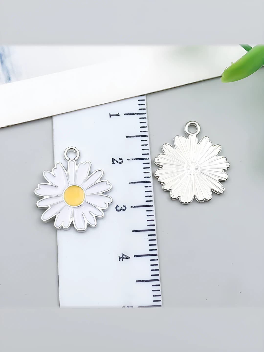 White K, white chrysanthemum, 16x18mm, 1g