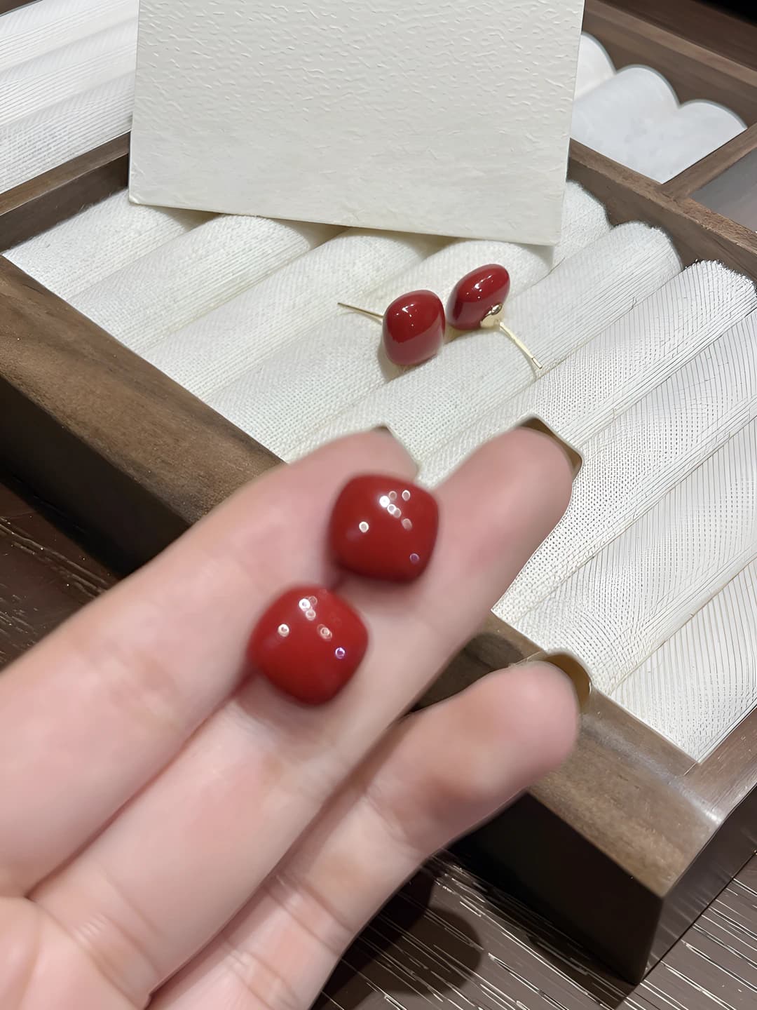 Qizil kvadrat quloqqa