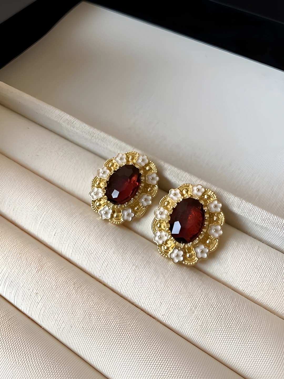 72# Silver pin - Gold - Red