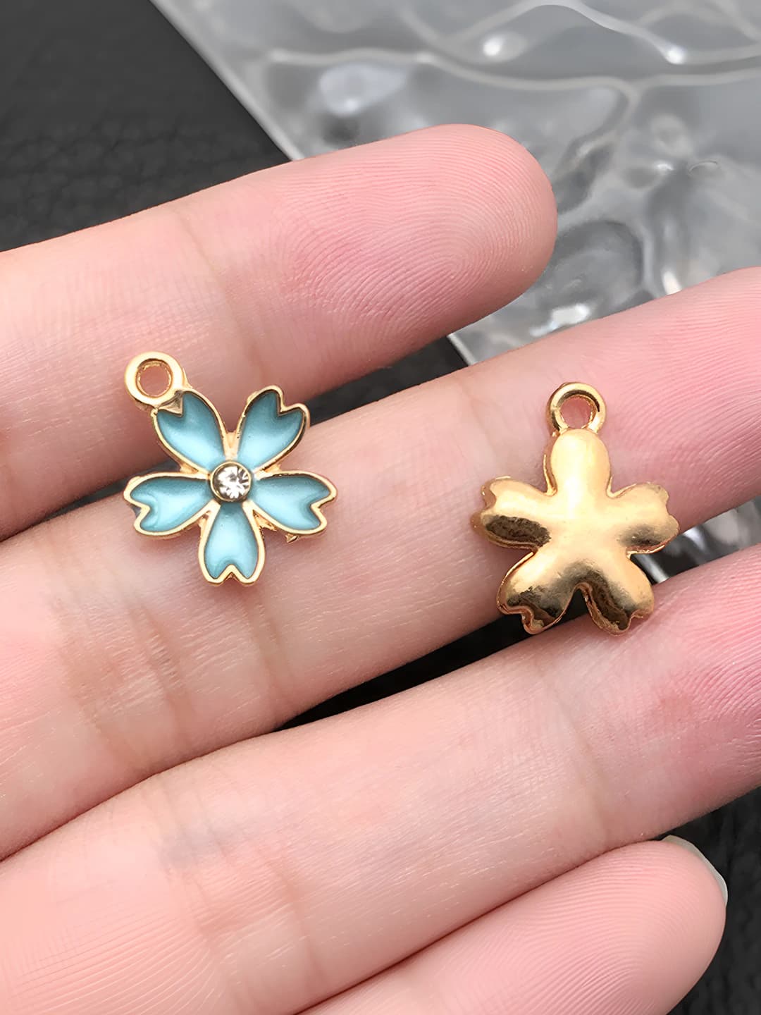 1 ta ko'k olmosli sakura guli 14x16mm-0.8g-9923