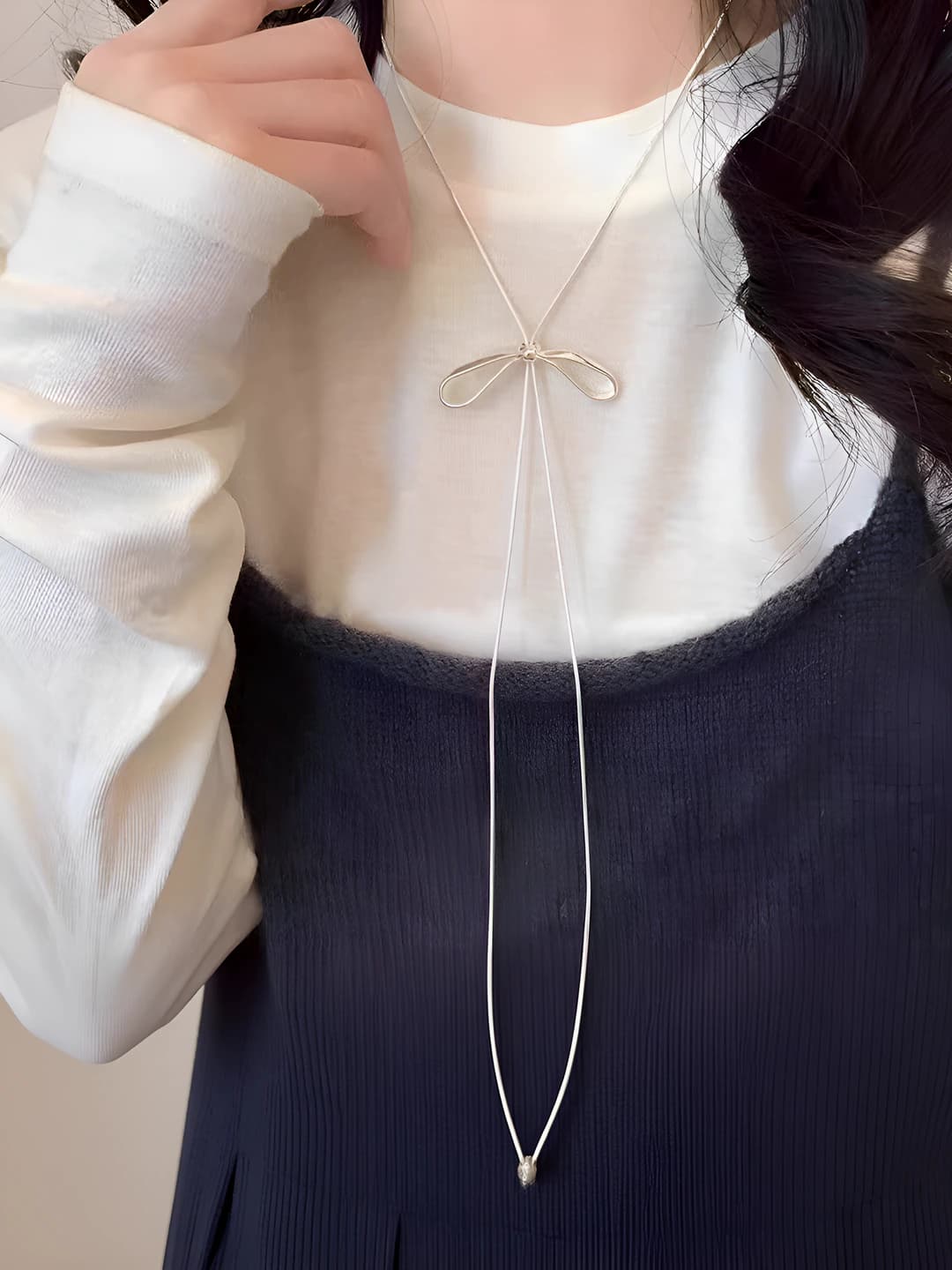 Silver bow necklace