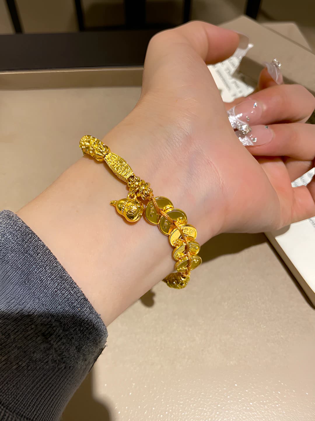 Women's bracelet in new Chinese style with floral pattern and gilded finish