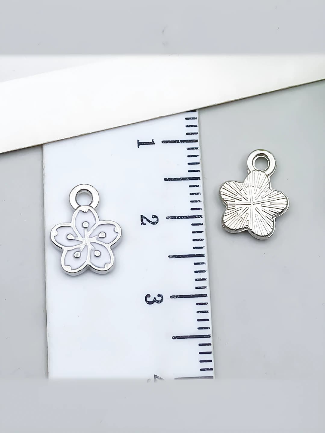 1 pc White K White Small Sakura 9x12mm-0.5g-21906