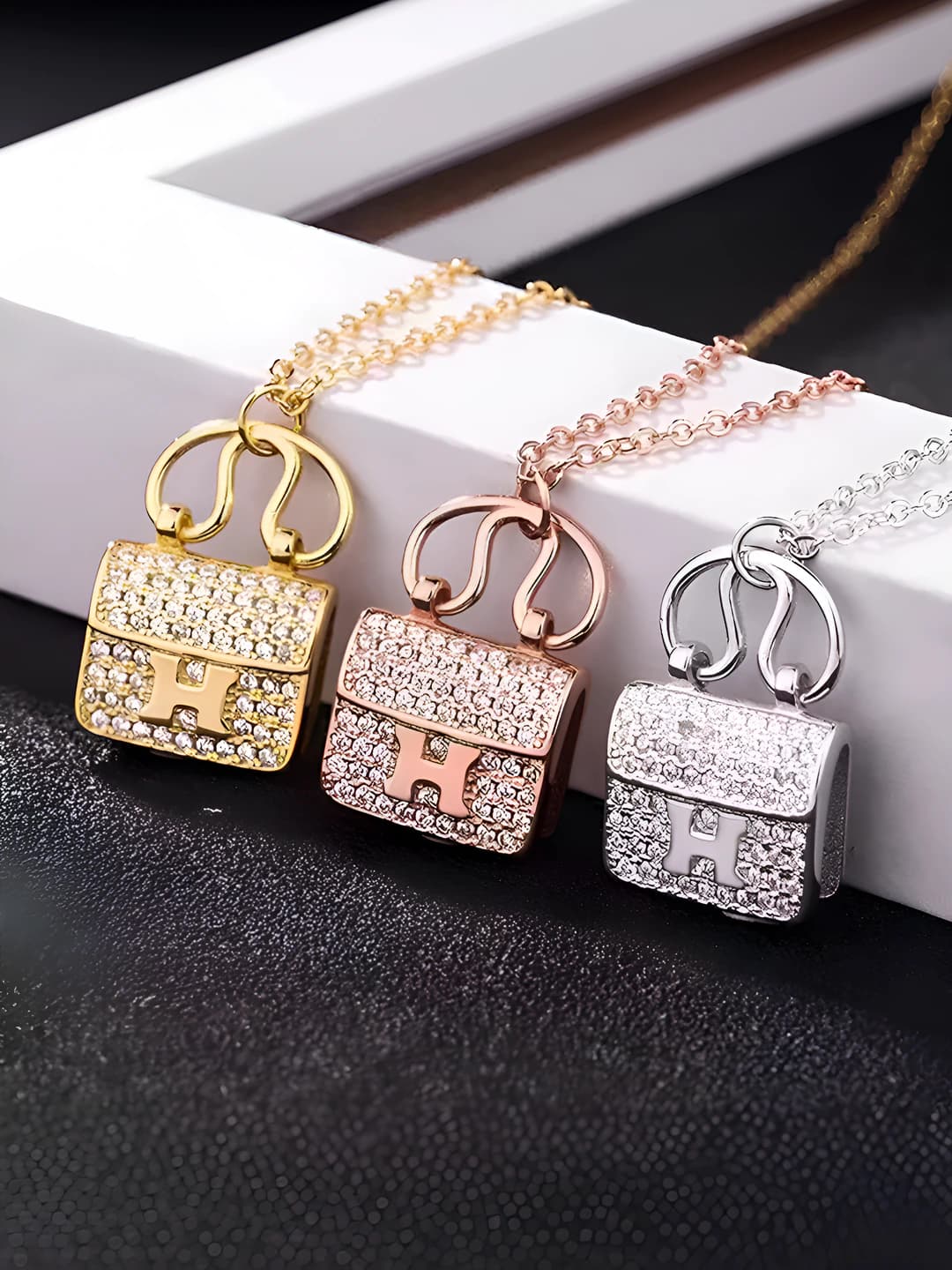 Women's short chain with H letter pendant, 18k rose gold plating, light luxury