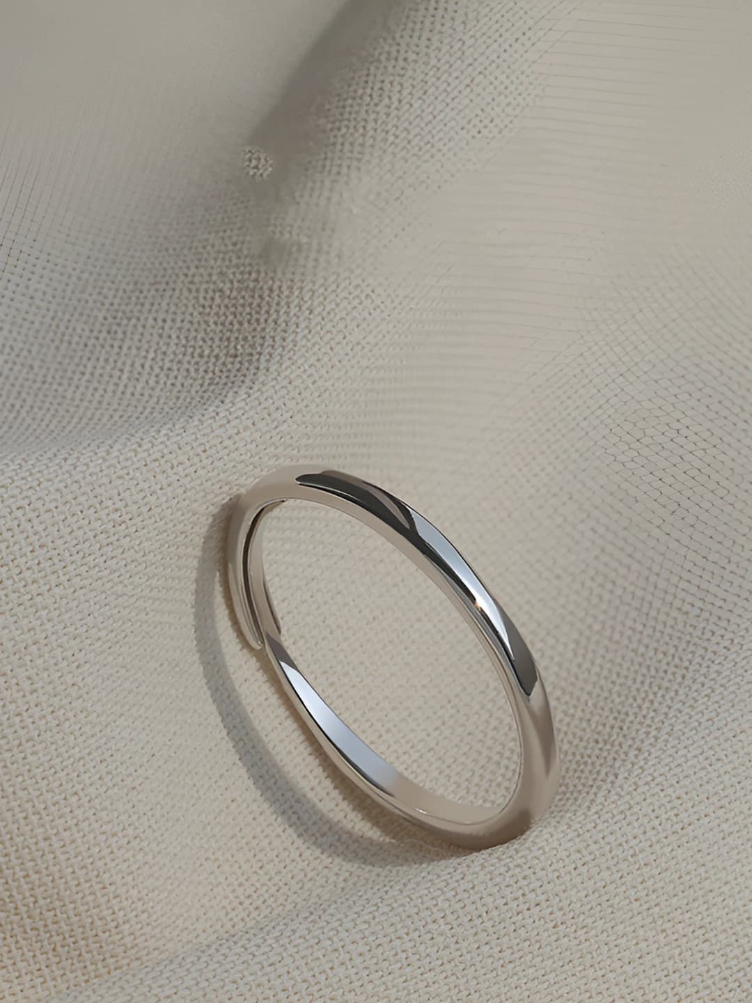 Smooth thin ring