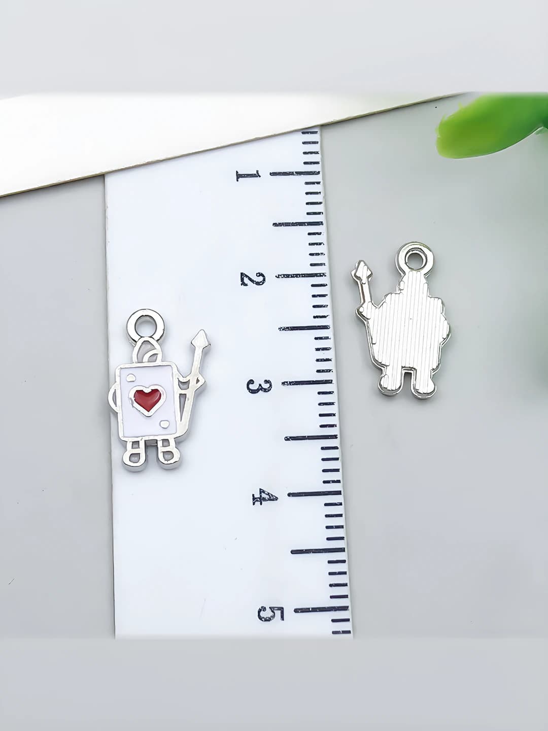 1 pc White K White Small Heart Person 15x8mm-0.6g-21901