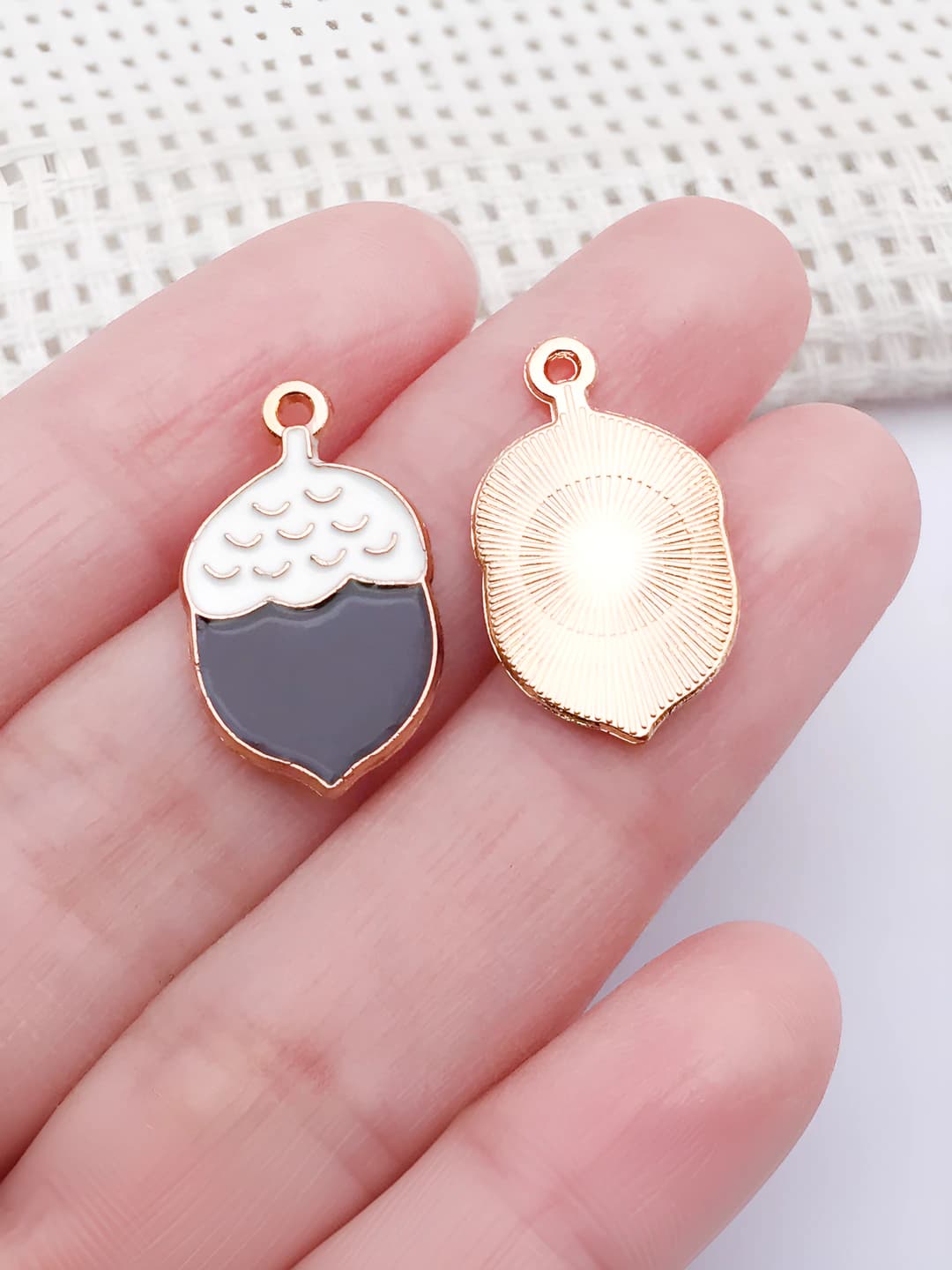 Black-brown, 22x13x1mm