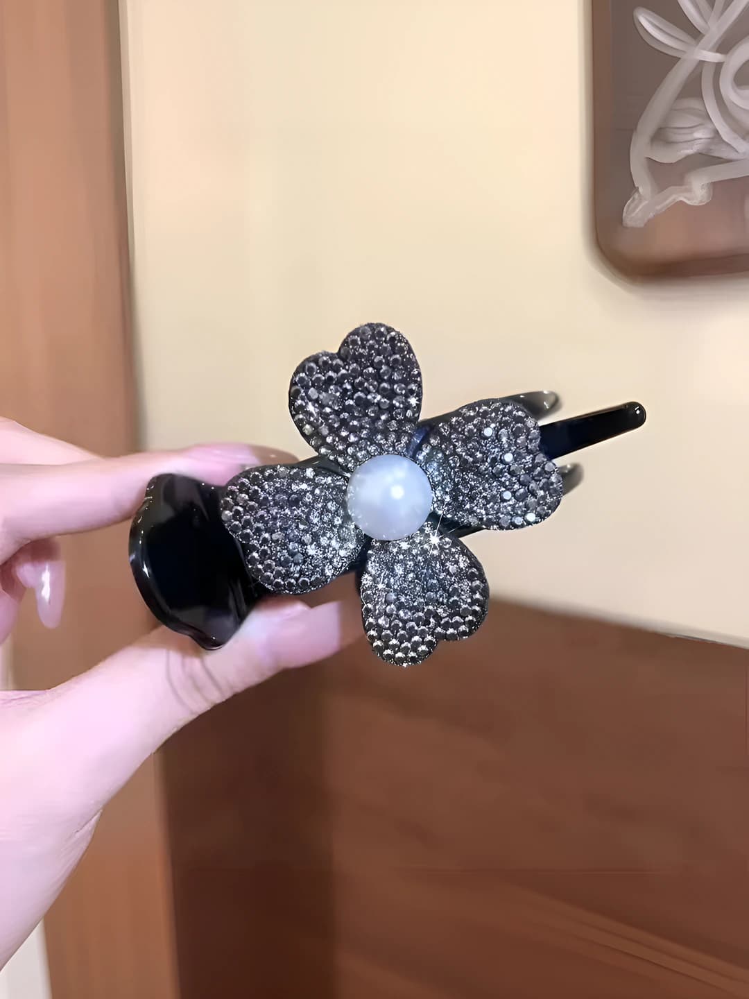 Qora, four-leaf clover