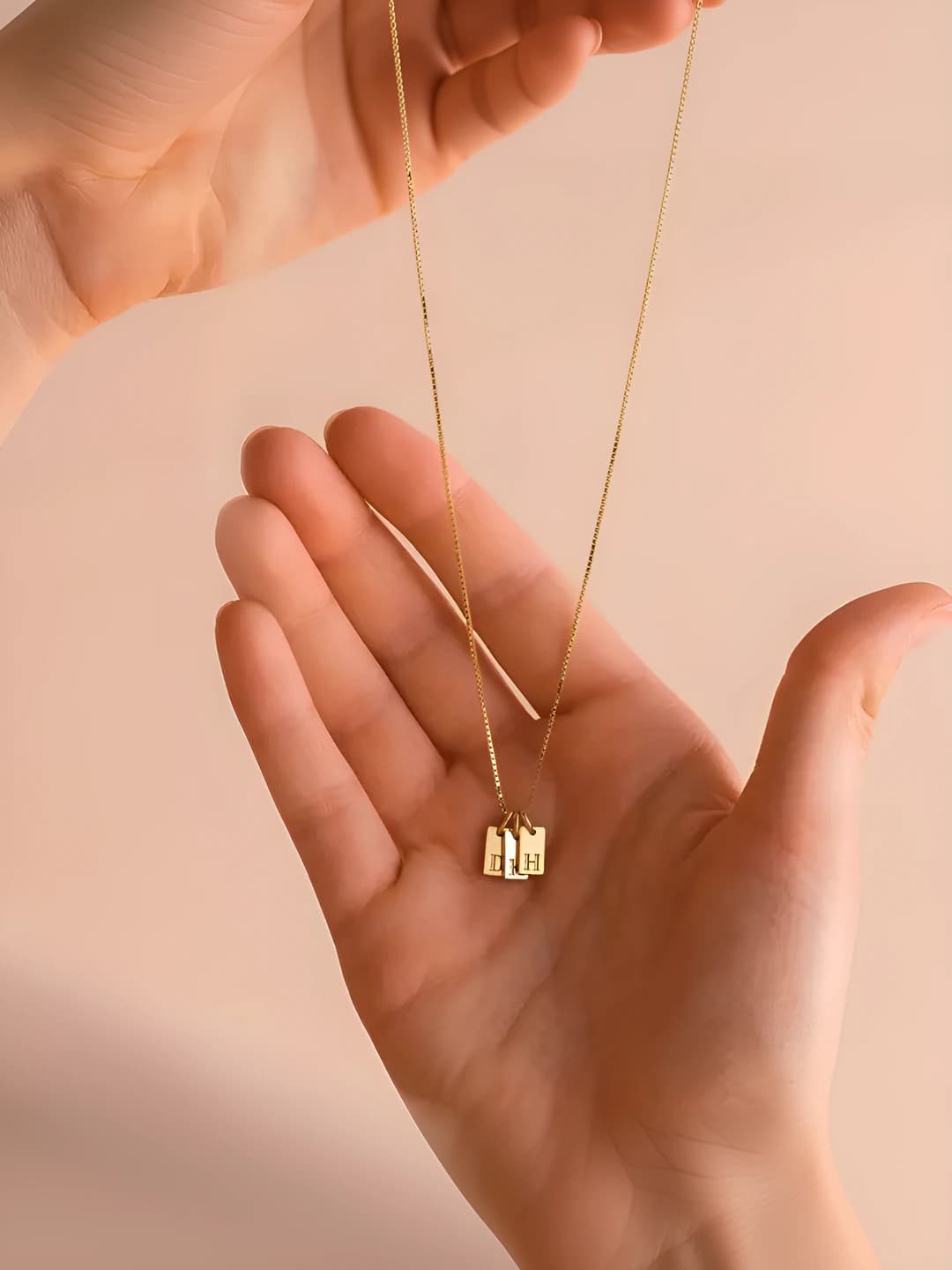 Ayollar uchun 14K oltin qoplamali zanglamagan po'latdan 26 ta ingliz alifbosidagi harflar shaklidagi kvadrat kulonli zanjir