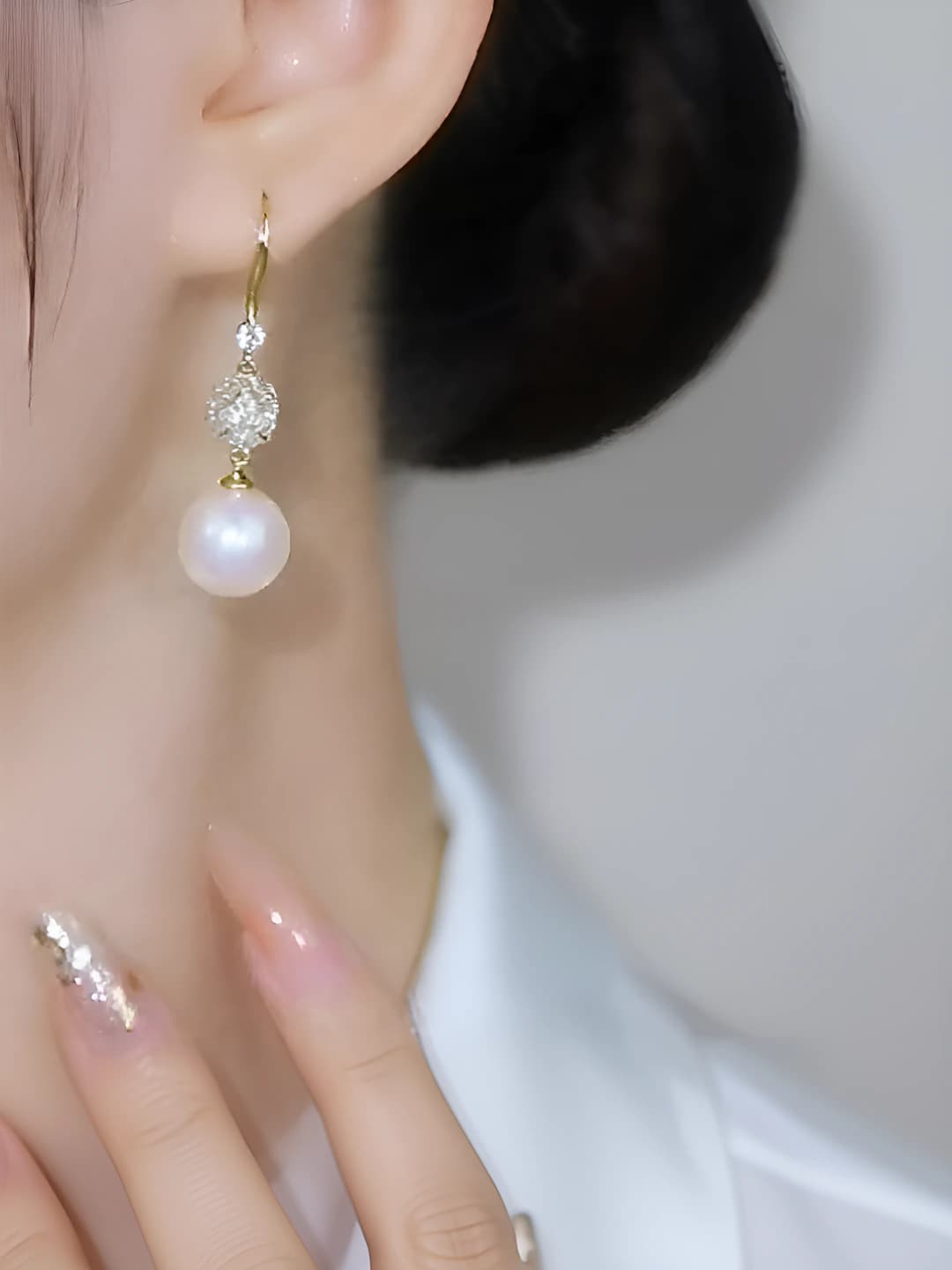 Women's pearl drop earrings, metal, geometric design, minimalist style