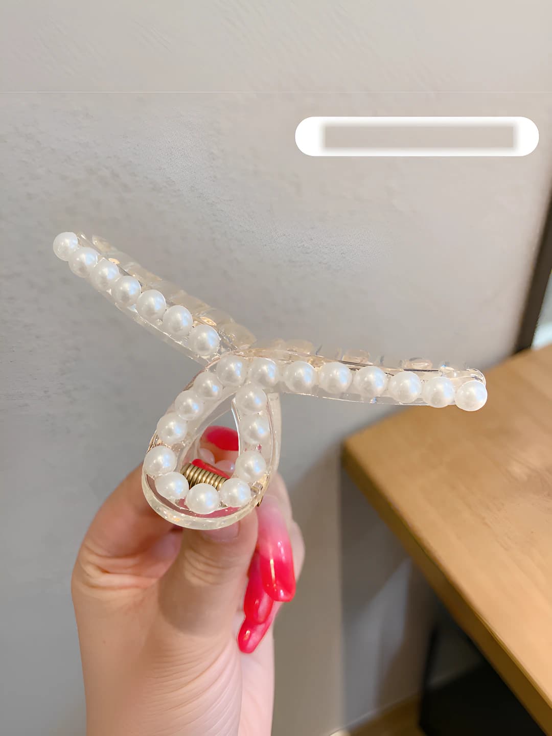 Small pearl Y-clip