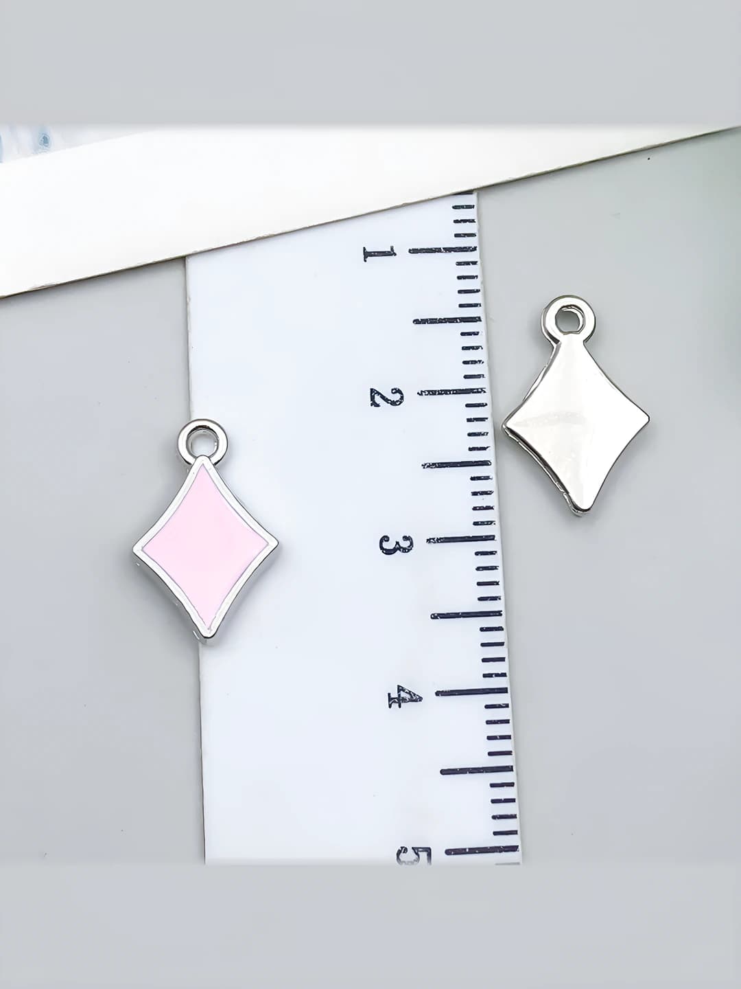 White K pink rhombus square 10x15mm-0.6g