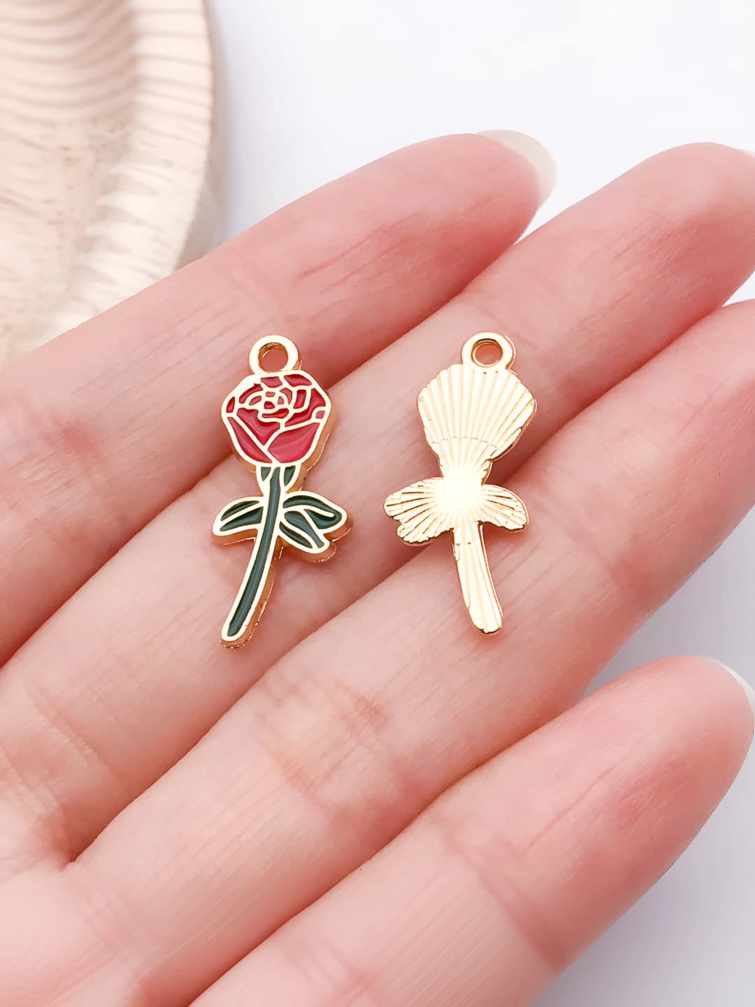 1 pc Red rose 23x10mm-0.7g