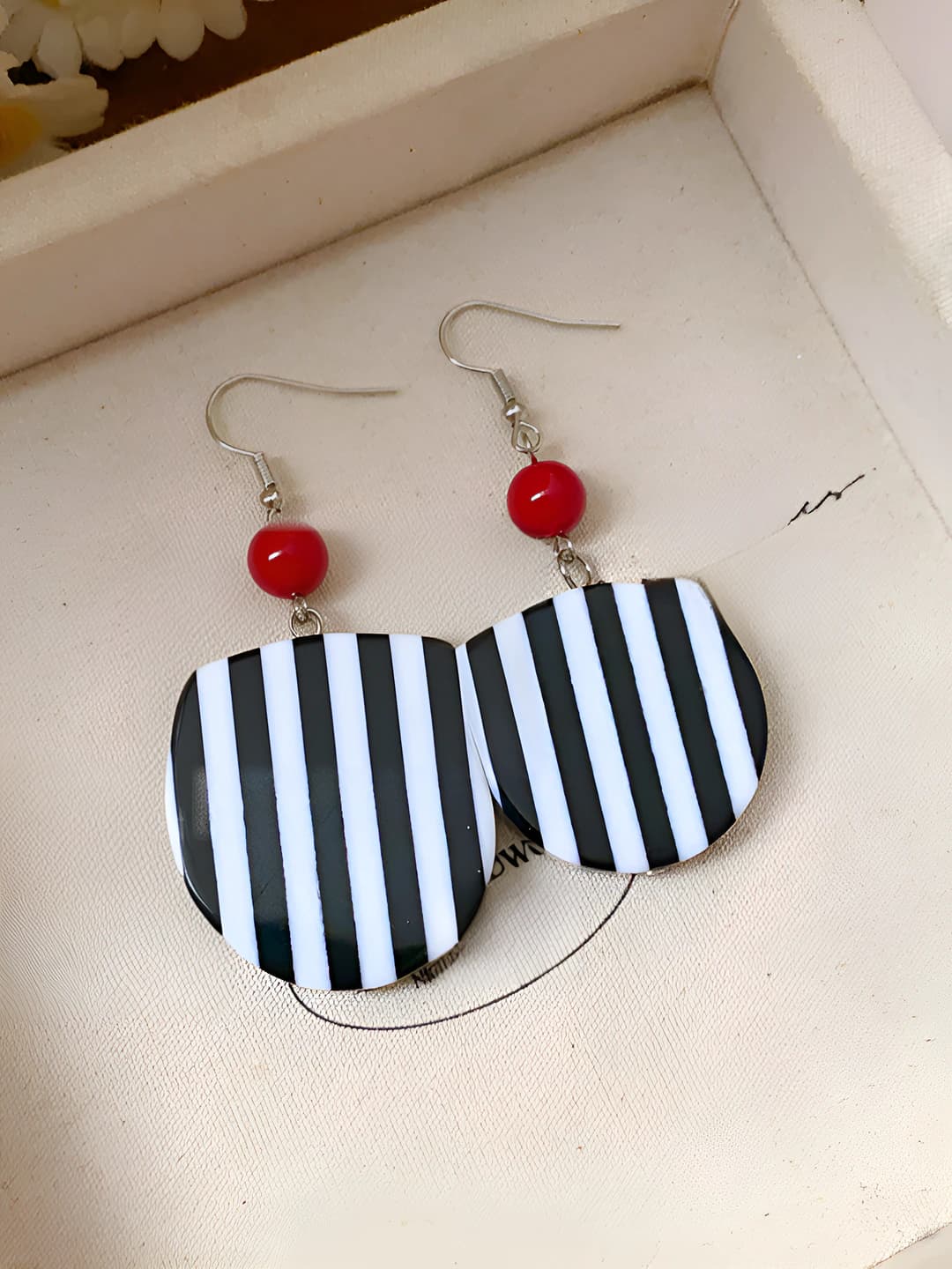 23# Ear hook - Red - Black & white