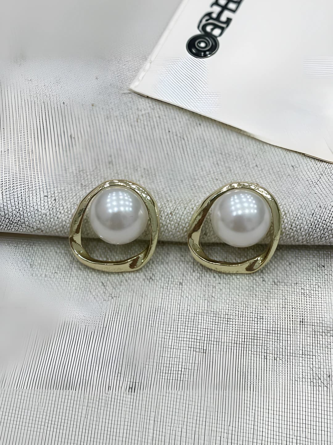 Ayollar uchun retro uslubdagi yodra shaklidagi perla stud quloqsoqlari