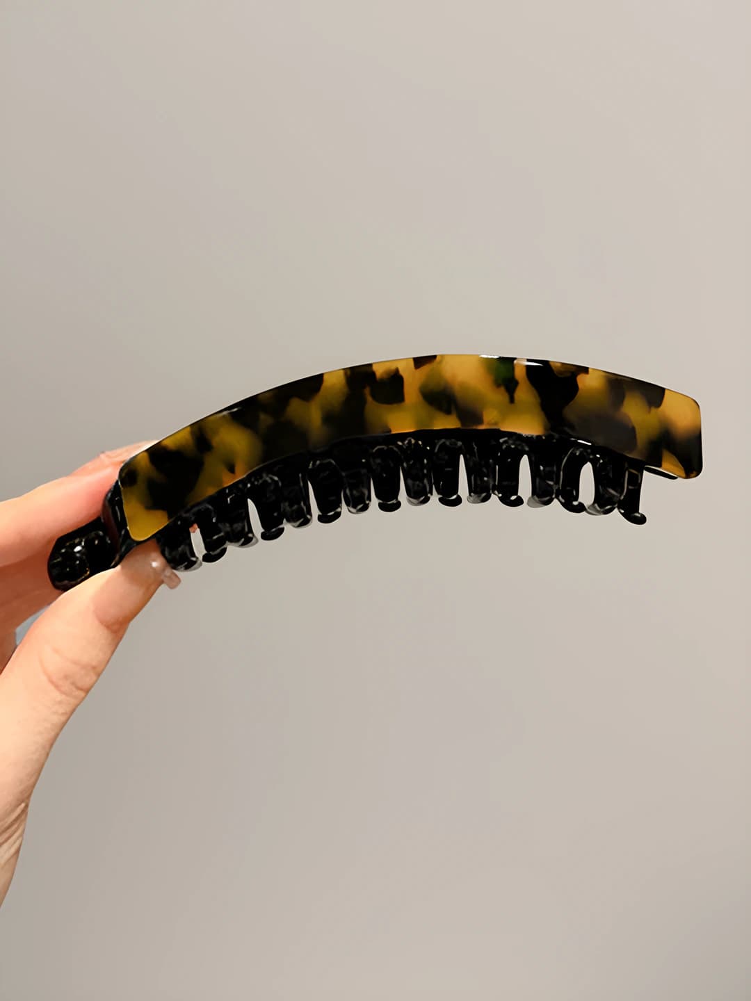 2# Katta banan klipsi [To'q turtl] taxm. 13 sm