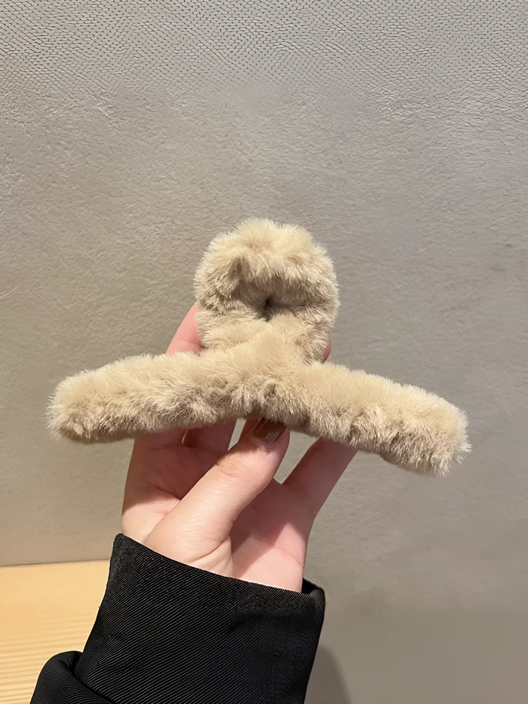 Светло-кофейный акулий зажим