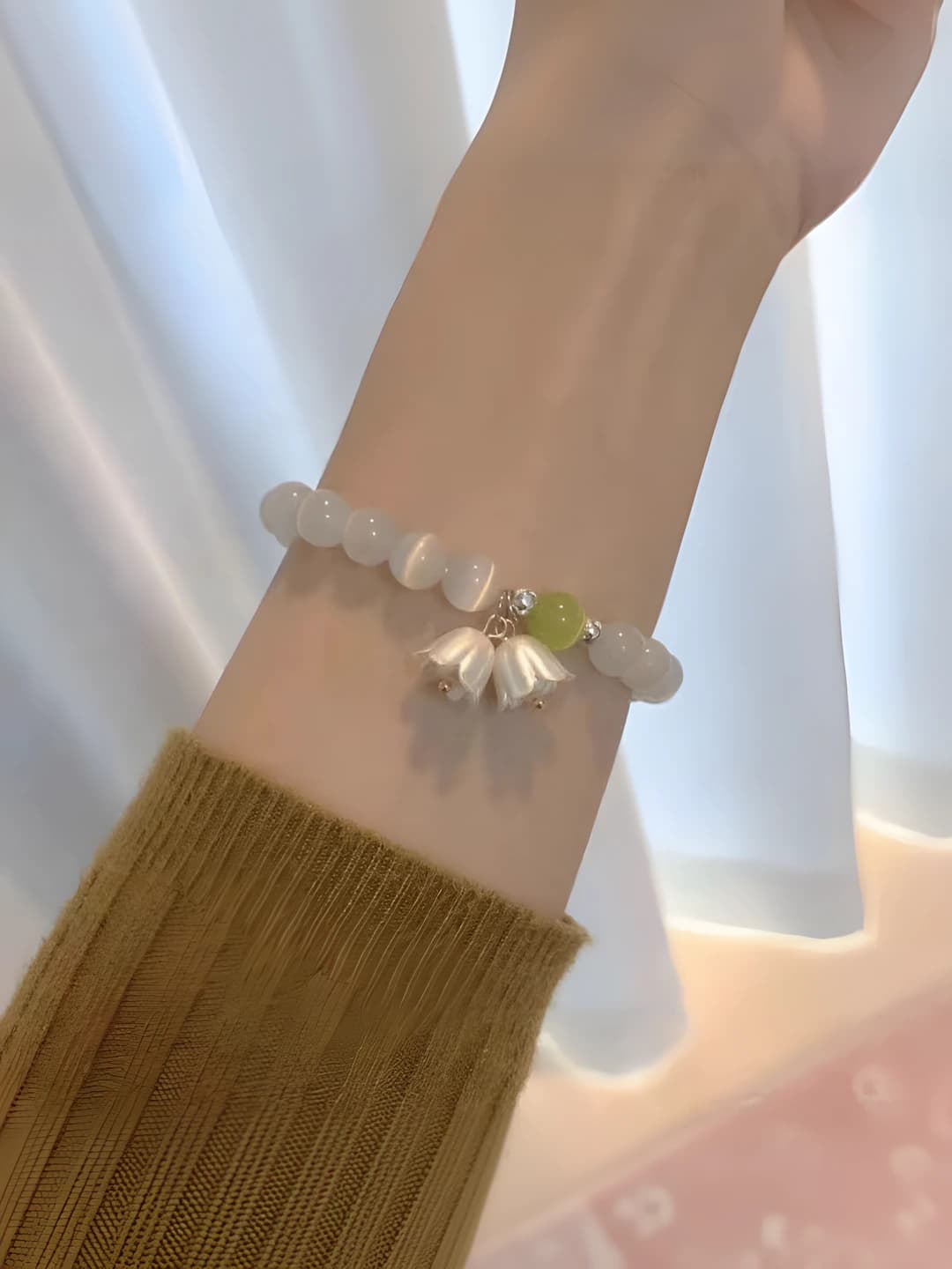 Women's glass and glass bead retro style bracelet with double ring and heart and diamond design elements