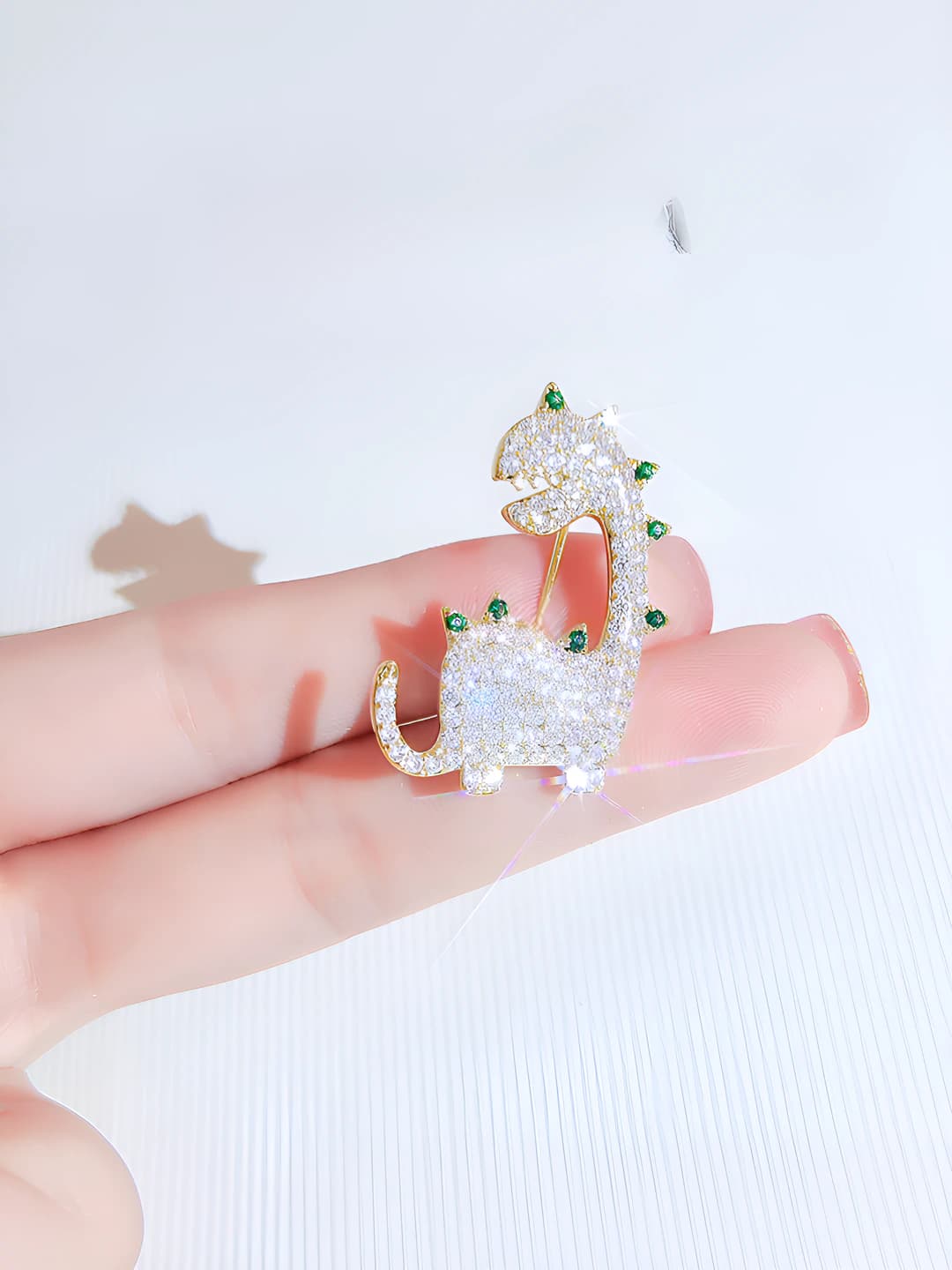 Women's brooch: Dinosaur with full rhinestone coverage, decorative brooch for sweater and outerwear