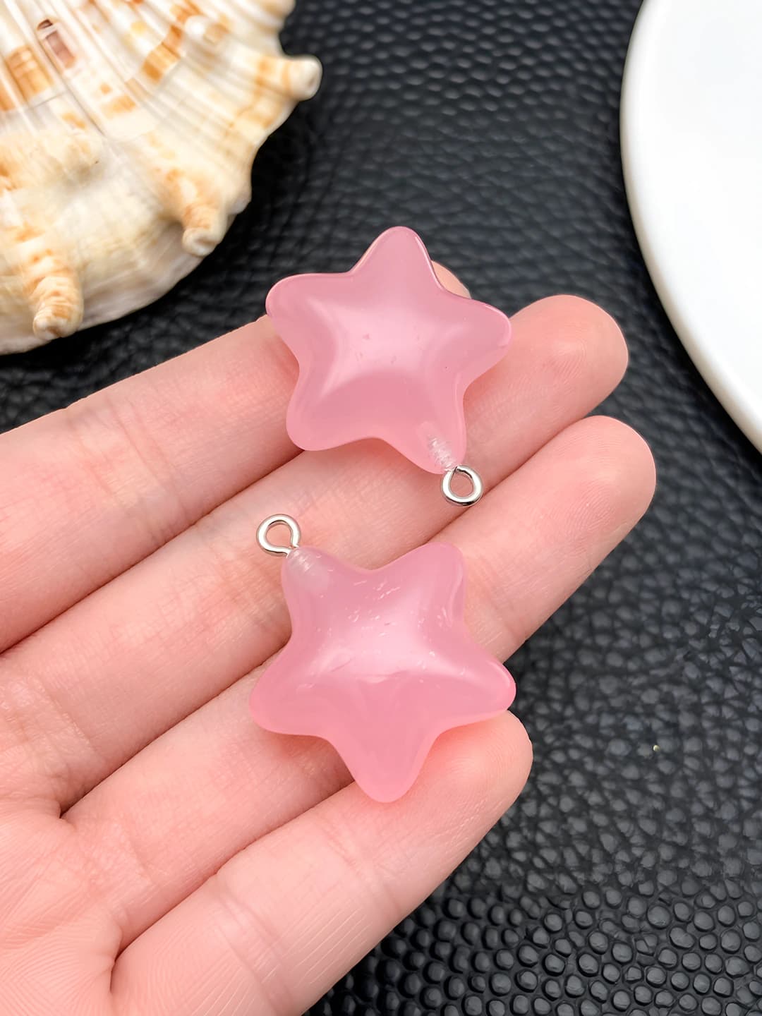 1 pc Pink resin glow-in-the-dark star 27x23x13mm-3.5g