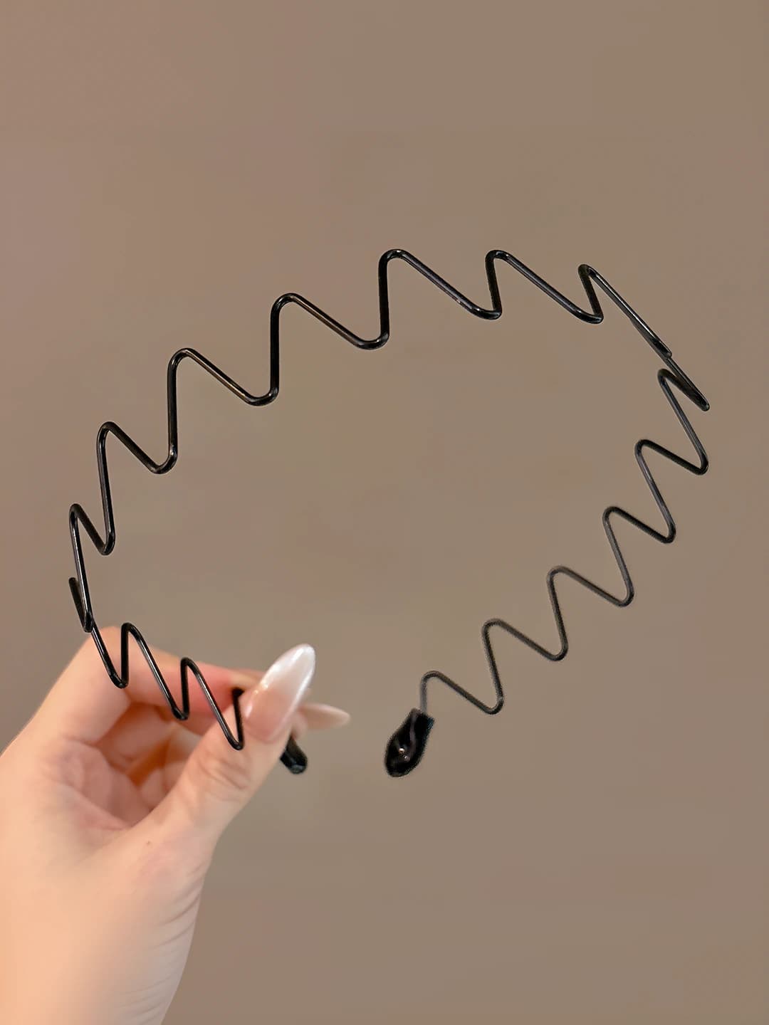 Classic back wavy headband