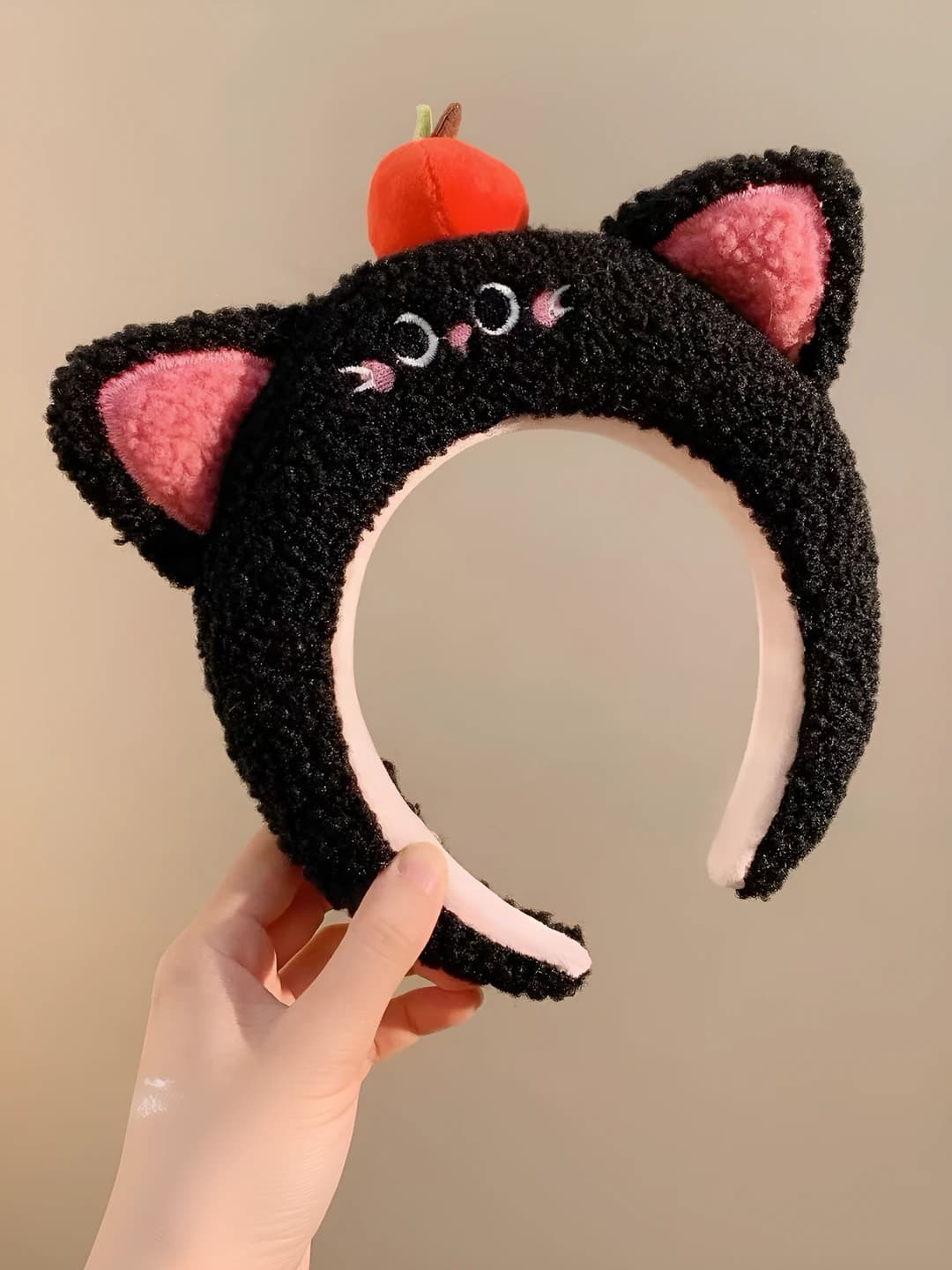 Кошка и яблоко